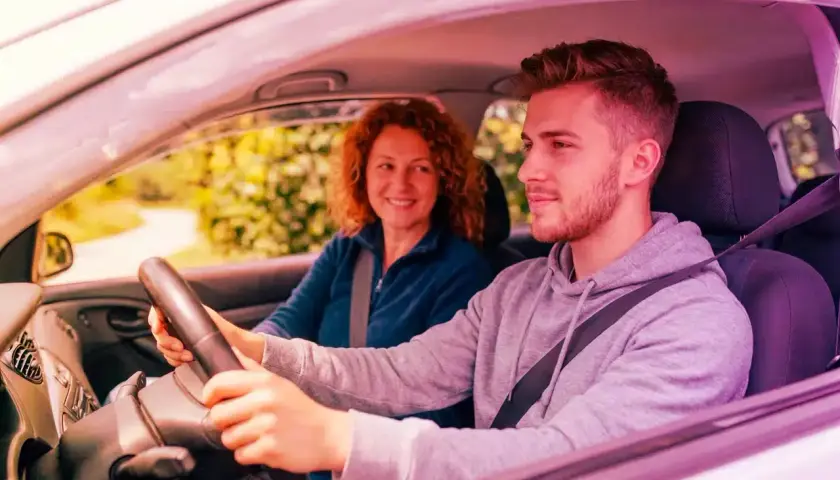 Giovane al volante, con la madre al suo fianco. Posso assicurare una macchina non intestata a me, ma con la sua guida sicura, il viaggio è sereno.