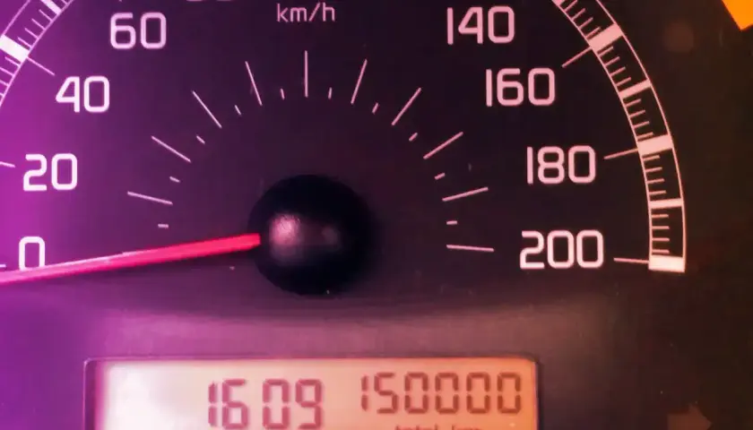 Cruscotto auto con tachimetro e contachilometri a 150.000 km. Ottimo per un controllo storico auto gratis.