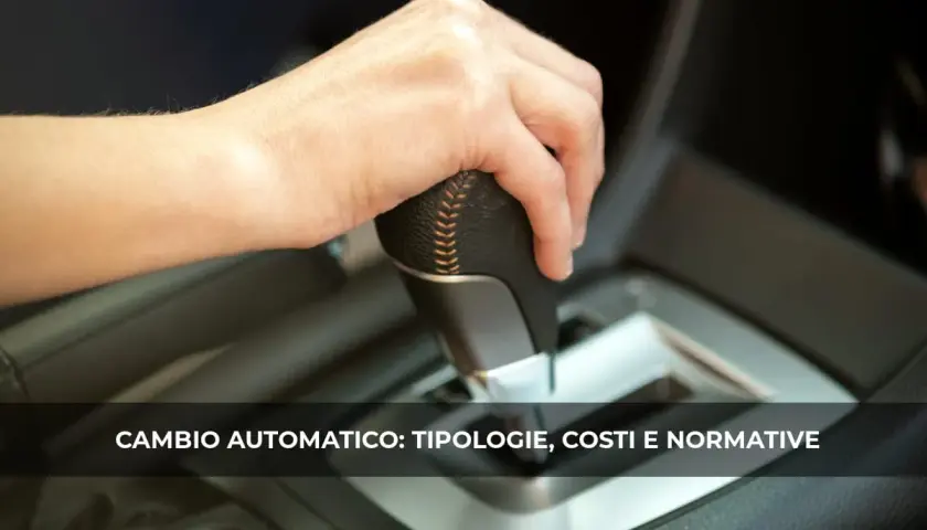 Mano che aziona la leva del cambio automatico. La guida è più semplice con il cambio automatico.