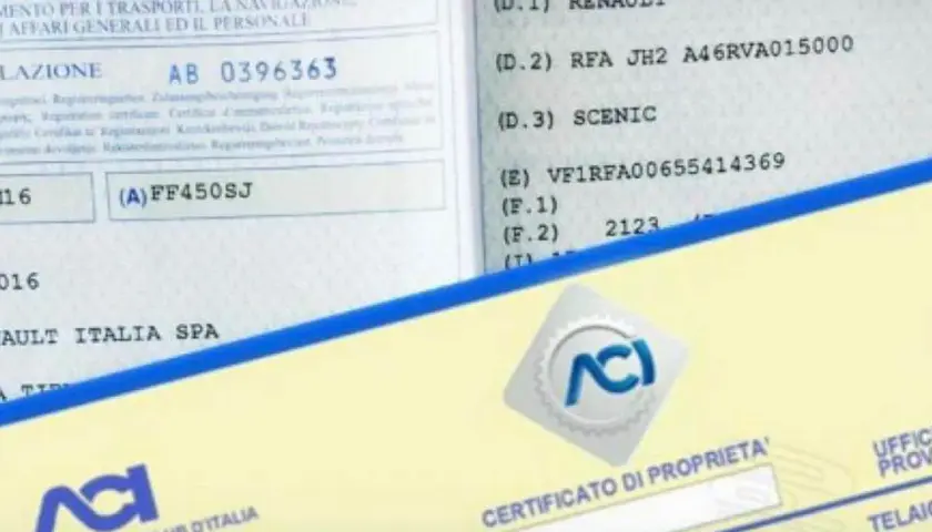 Documenti per l'iscrizione al PRA: certificato di proprietà e libretto di circolazione di una Renault Scenic.