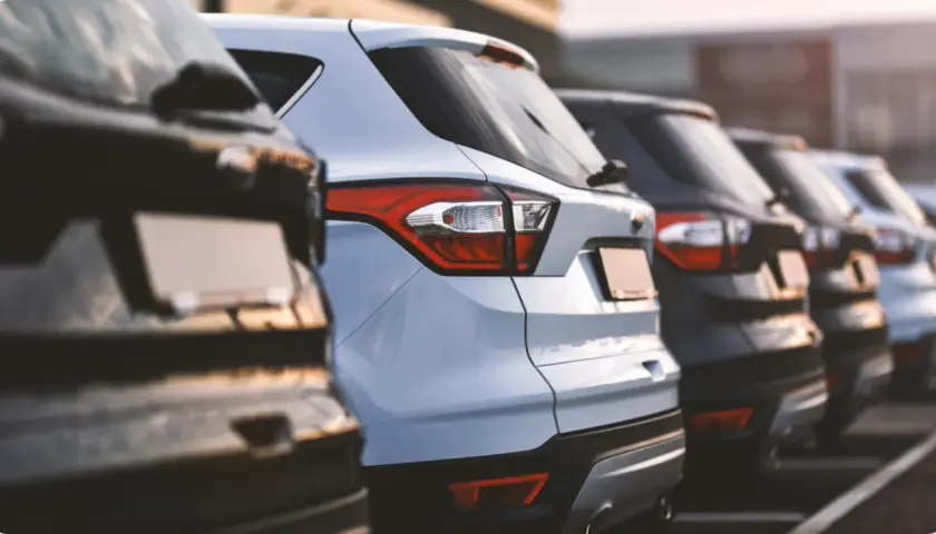 File di auto parcheggiate, pronte per un rimborso assicurazione.