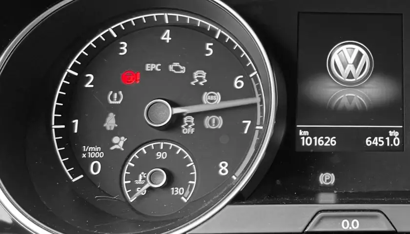 Cruscotto auto con spia del servosterzo accesa in rosso. Indica un problema con il sistema di assistenza alla guida.