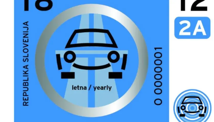 Vignetta annuale per l'autostrada Slovenia. Un'auto stilizzata su una strada, con il testo "letna / yearly".
