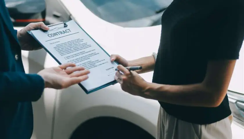 Firma su un contratto, forse per un'auto. Spero non sia un certificato di proprietà auto smarrito!