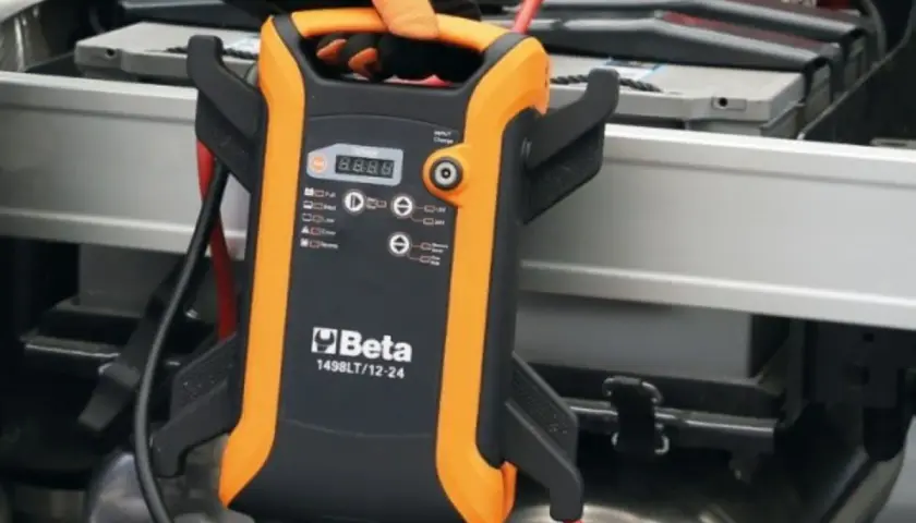 Caricabatterie Beta collegato a una batteria, pronto per far ripartire la macchina.