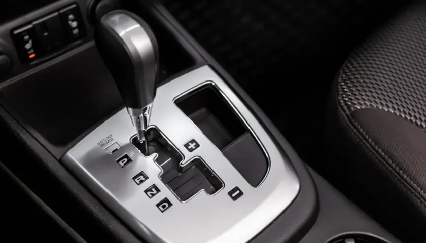 Manopola del cambio automatico con indicazioni P, R, N, D. Impara come si guida con il cambio automatico per un'esperienza di guida più fluida.