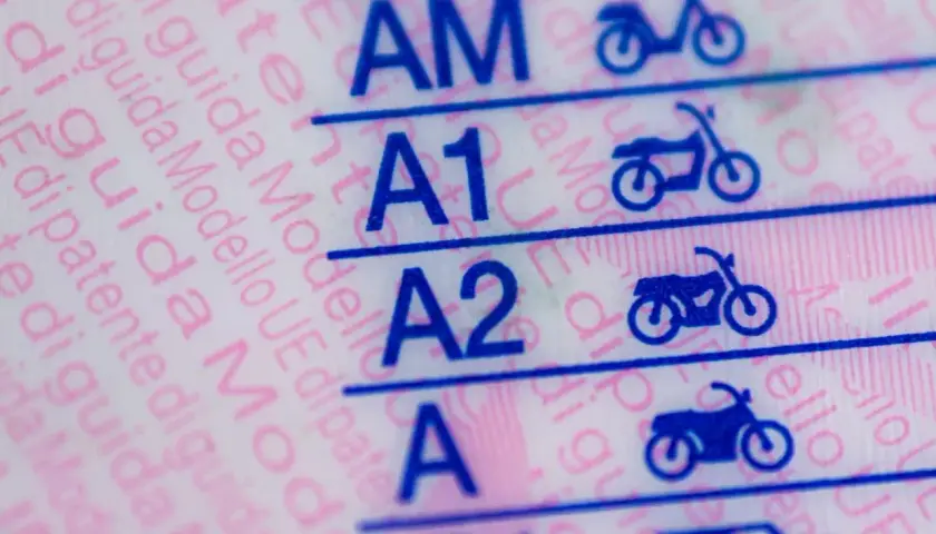 Dettagli della patente: classi AM, A1, A2, A con icone di moto. Un documento per la **classe patente** di motocicli.