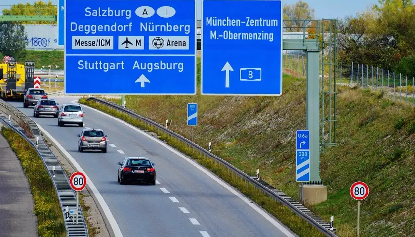 Segnaletica autostradale in Germania: indicazioni per Salisburgo, Monaco e altre città. Scopri come funziona la viabilità.