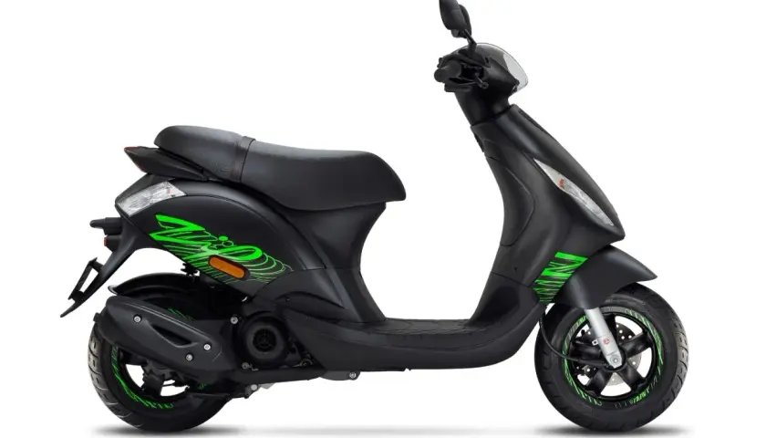 Motorino nero con grafiche verdi. Finalmente con il foglio rosa posso guidare il motorino da solo e sentirmi libero!