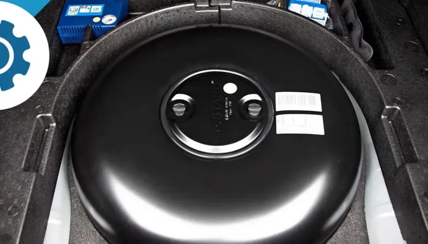 Bagagliaio auto con bombola GPL circolare. Utile per la revisione impianto gpl.