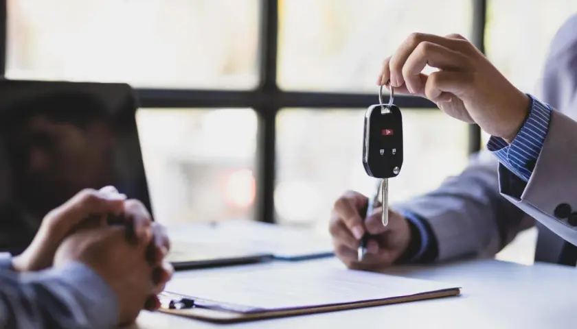 Consegna delle chiavi dell'auto, un passo fondamentale per il certificato di proprietà.