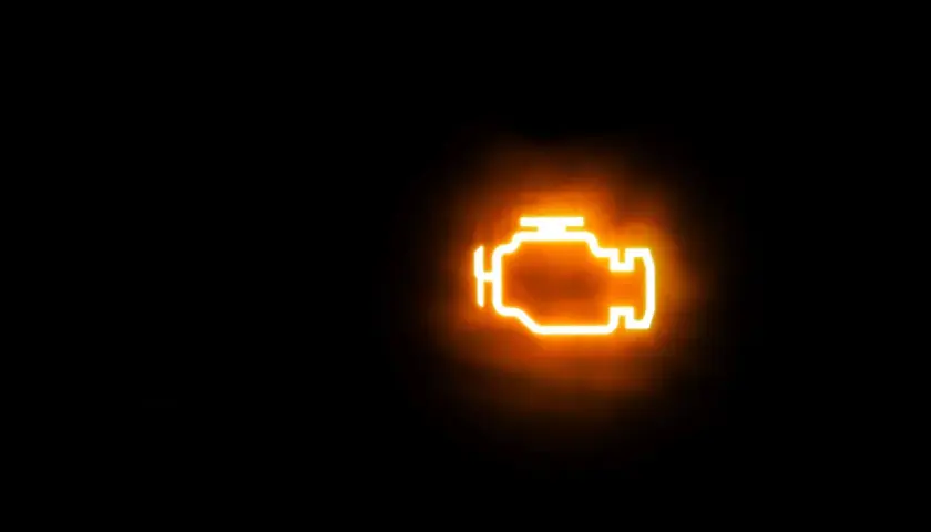 La spia gialla motore si accende, un segnale luminoso che indica un problema.