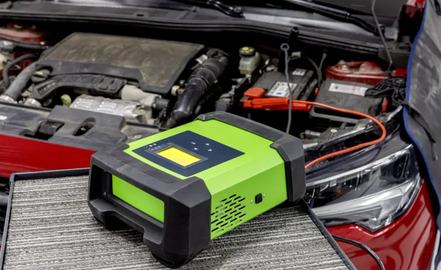 Batteria auto scarica? Come ripartire e capire quando cambiarla