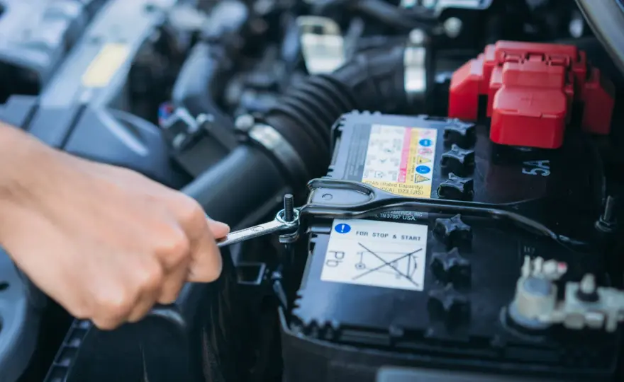 Staccare la batteria dell’auto - quando conviene e come farlo