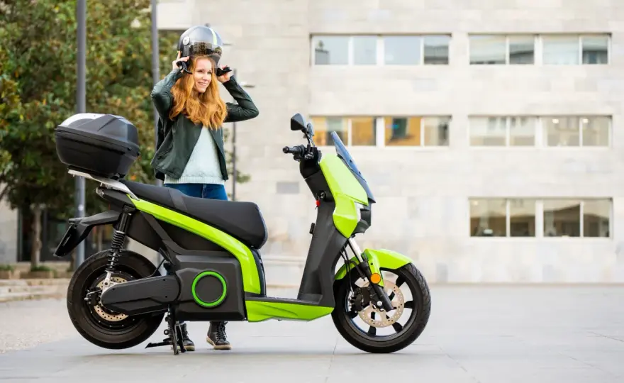 Casco sullo scooter, cosa rischi se non lo indossi?