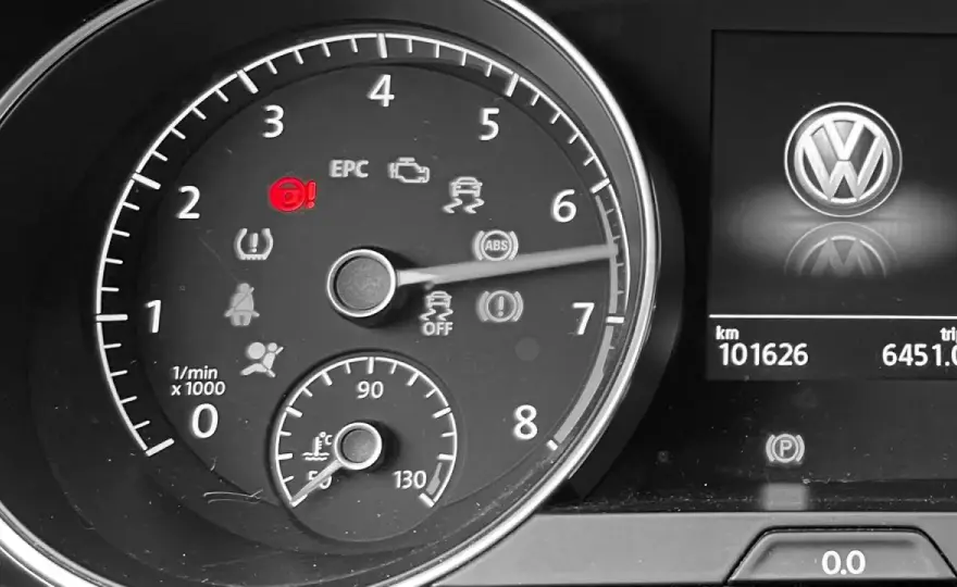 Spia servosterzo accesa? Cosa significa e quando fermarsi