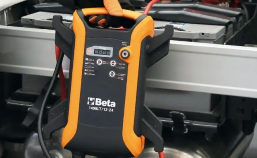 Auto non parte? Cavi, booster e quando chiamare assistenza