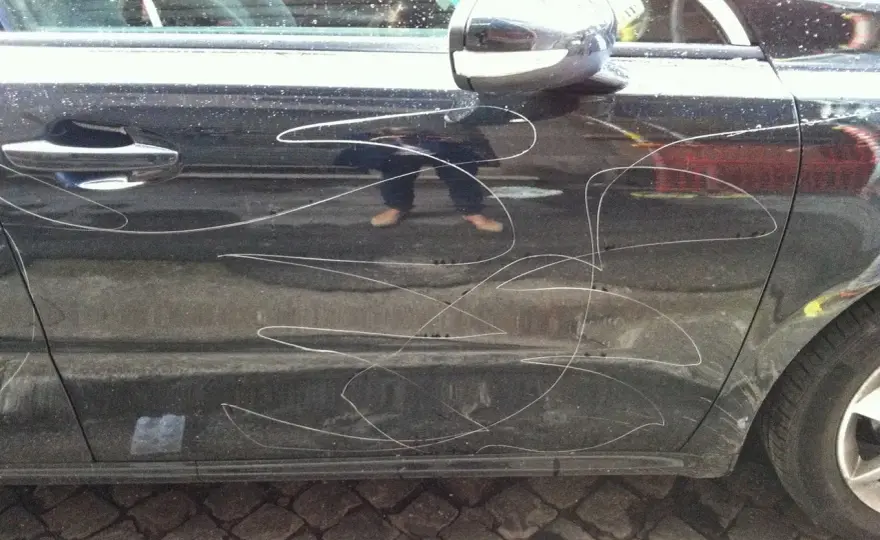 Auto danneggiata da atti vandalici - cosa fare