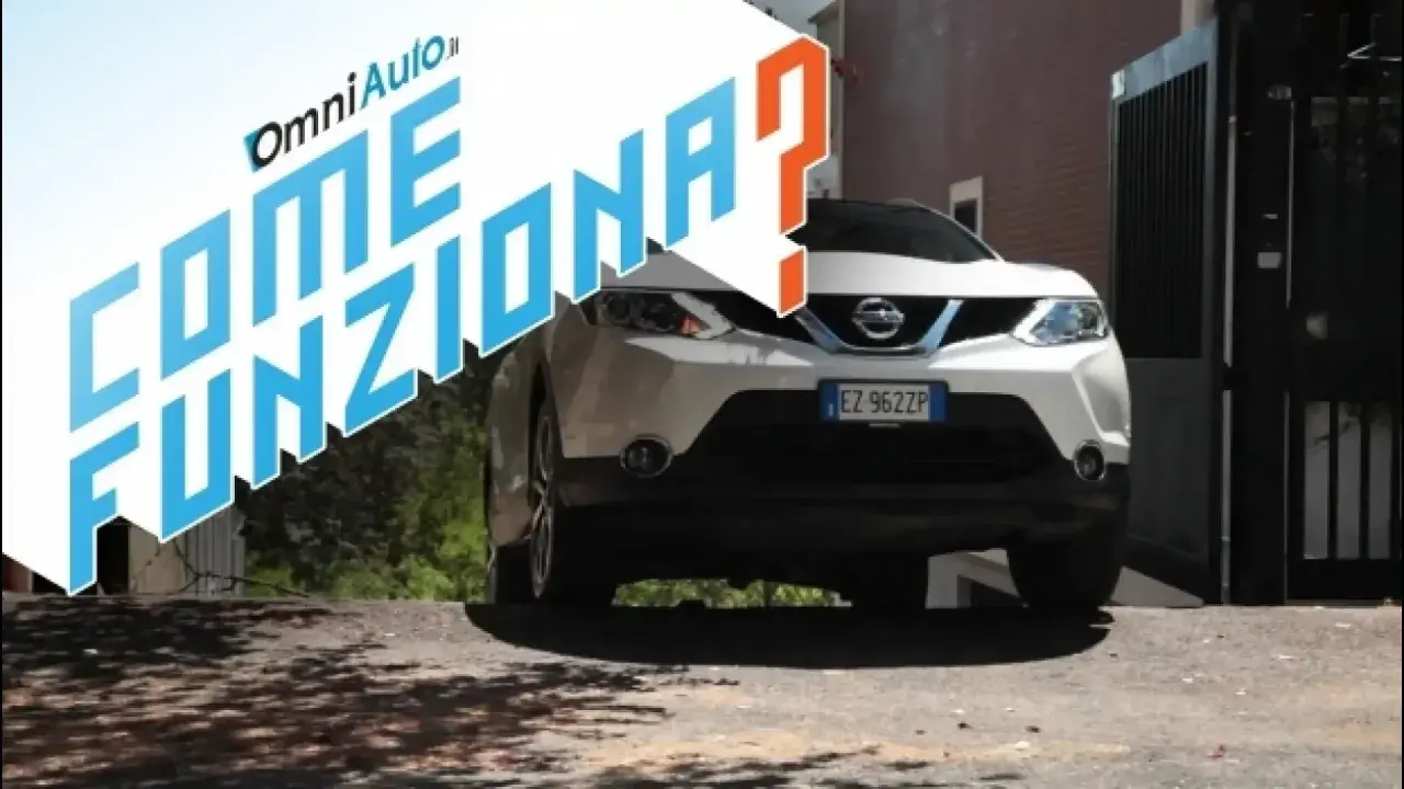 Auto bianca con scritta "Come funziona?". Spiegazione del sistema hill holder per partire in salita.