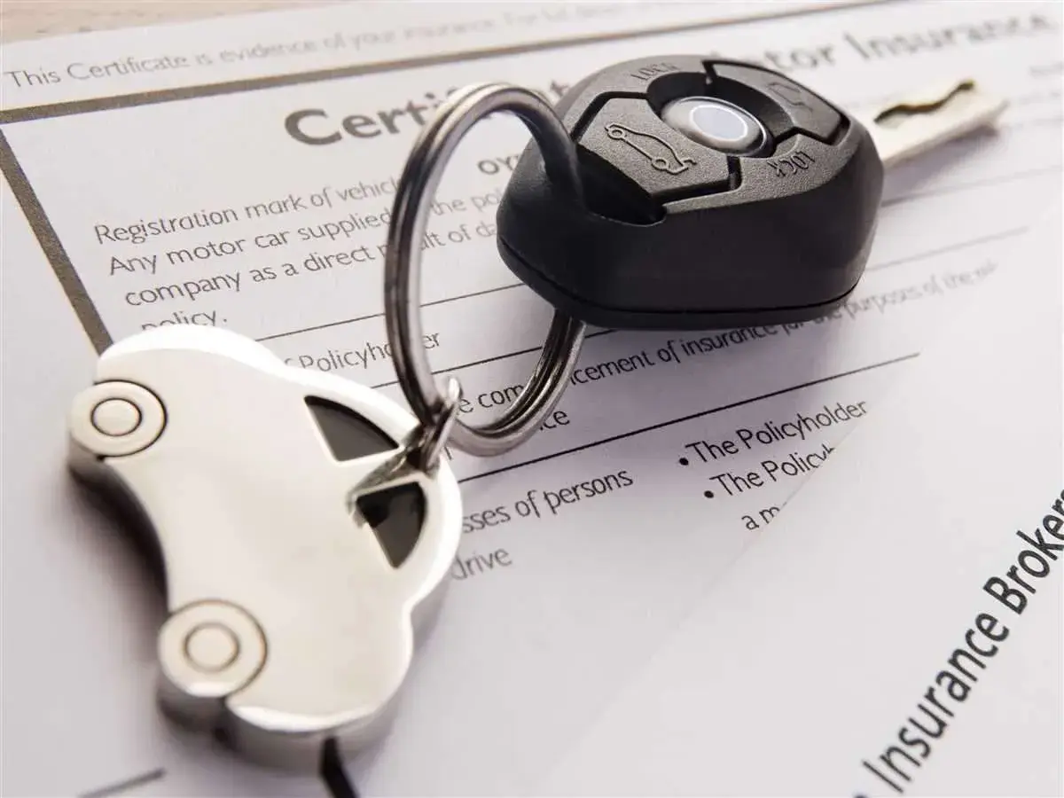 Chiavi dell'auto e certificato di assicurazione, con la promessa di un primo anno assicurato sull'attestato di rischio.