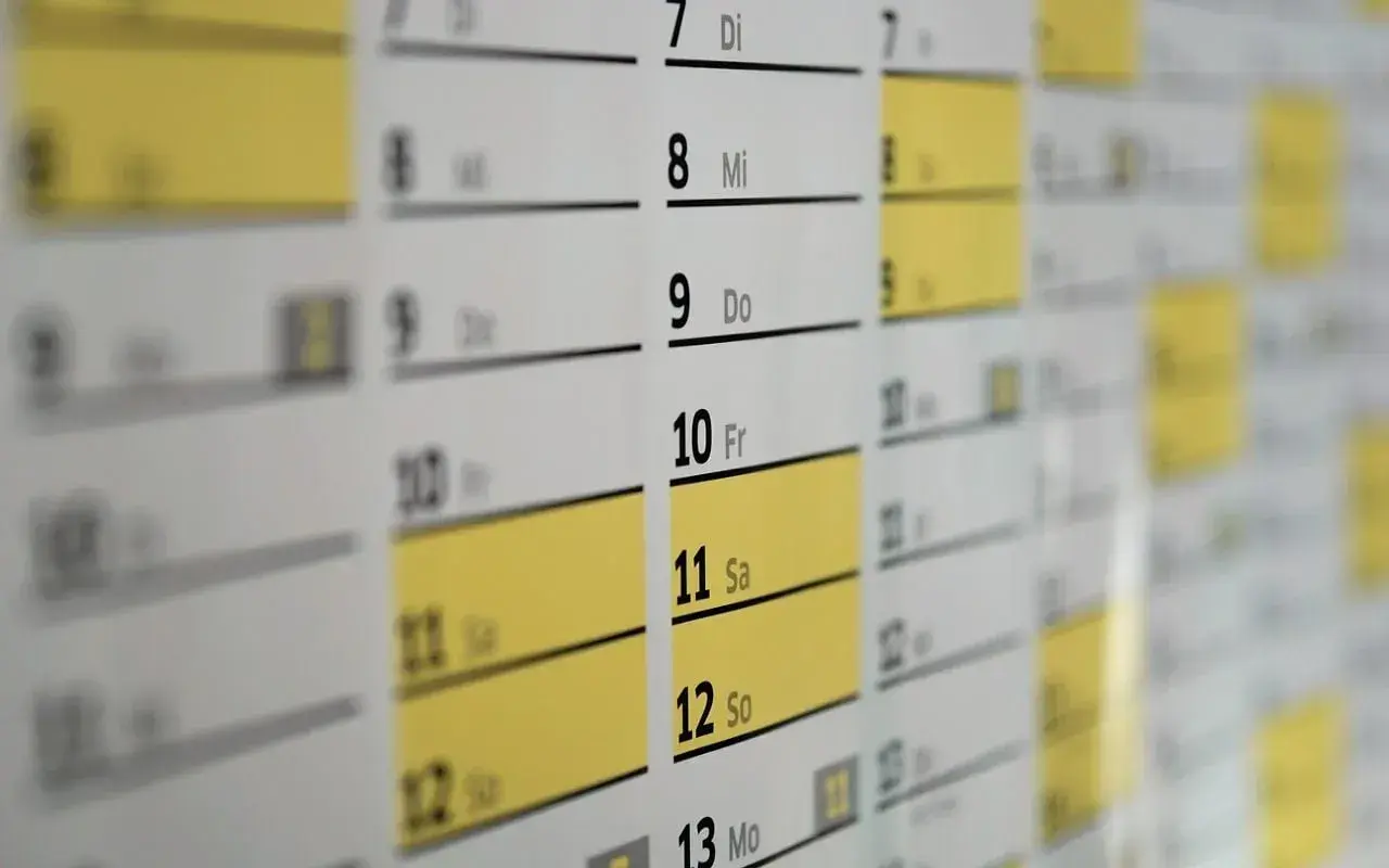 Calendario con giorni evidenziati. La scadenza semestrale dell'assicurazione è vicina, mancano solo 15 giorni.