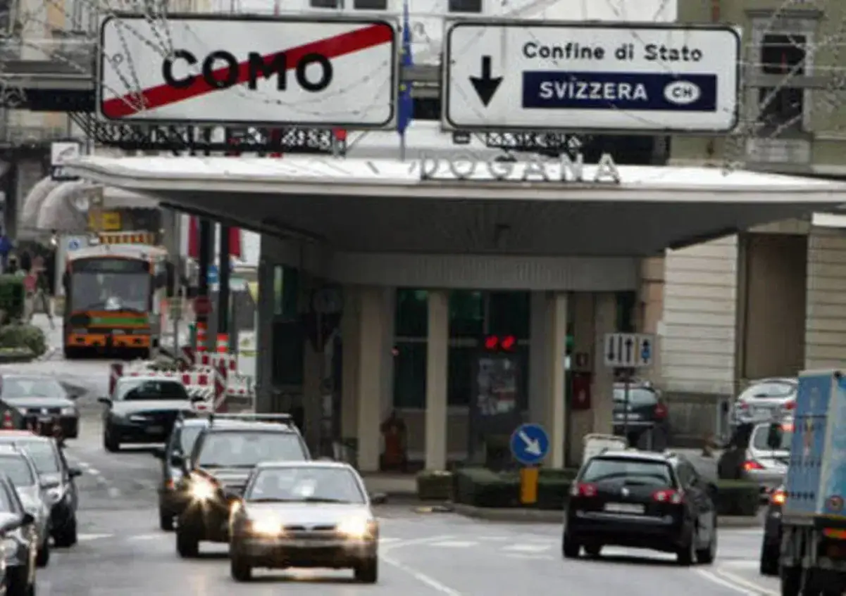 Confine di Stato Como-Svizzera. Auto in coda alla dogana, un promemoria per la delega guida all'estero.