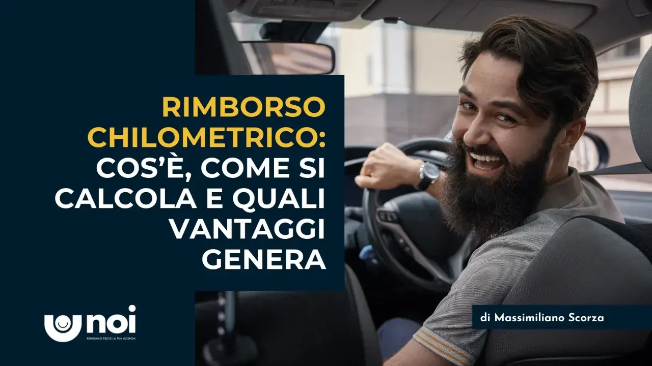 Uomo sorridente al volante discute del rimborso chilometrico auto: cos'è, come si calcola e i vantaggi.