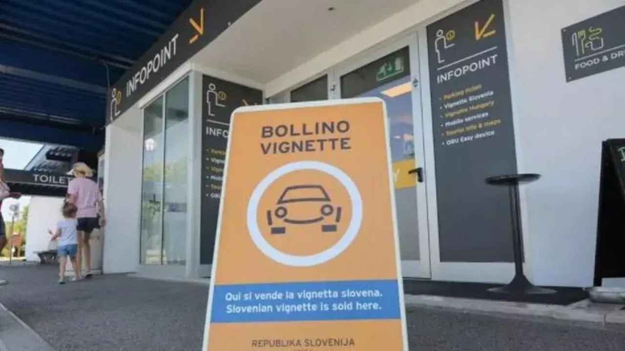 Cartello "Bollino Vignette" indica dove acquistare i documenti per andare in Slovenia in auto.