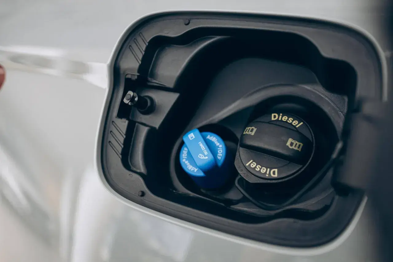 Tappo blu per AdBlue, cos'è? È il liquido per ridurre le emissioni dei motori diesel. Accanto, il tappo del serbatoio diesel.