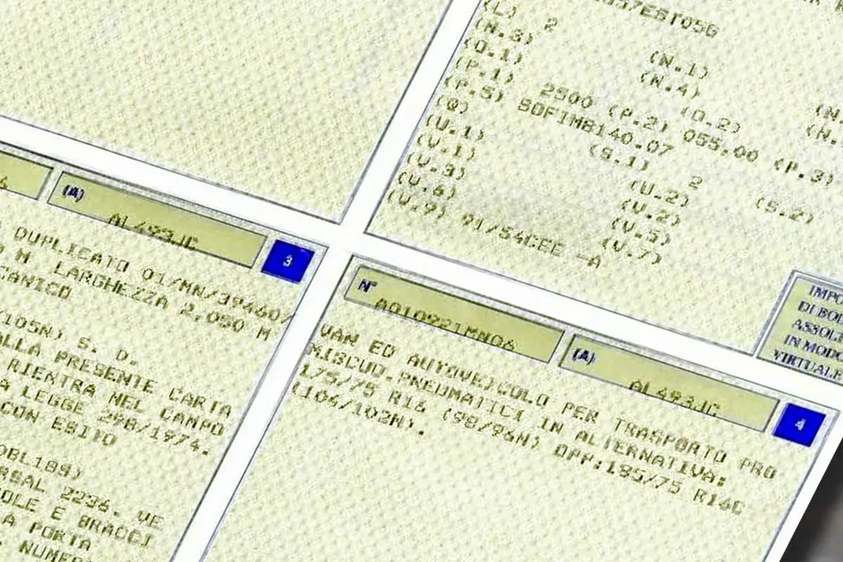 Dettagli su quanto costa rifare il libretto di circolazione, con codici e dati tecnici di un veicolo.