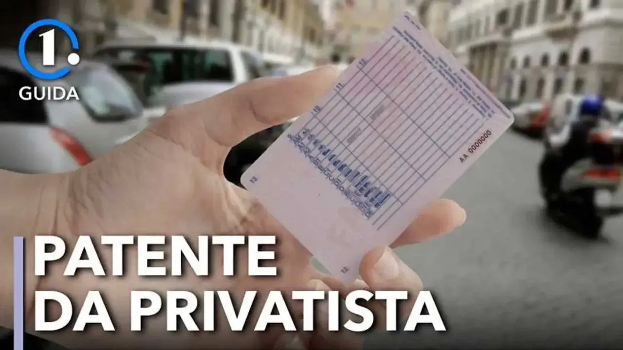 Mano che mostra la patente B, con testo "PATENTE DA PRIVATISTA" e sfondo sfocato di strada con auto e moto.