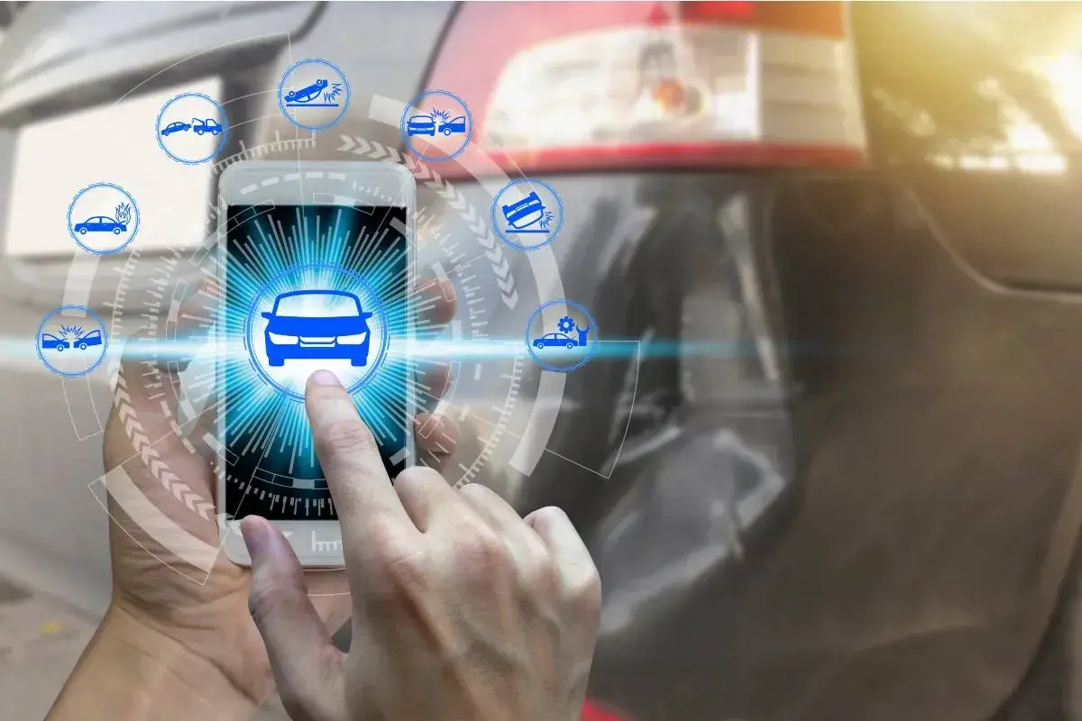 Dito, un dito tocca uno smartphone con icone di incidenti auto. Un'app per il controllo RCA.