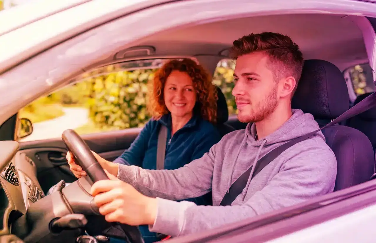 Giovane al volante, con la madre al suo fianco. Posso assicurare una macchina non intestata a me, ma con la sua guida sicura, il viaggio è sereno.