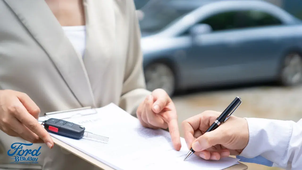 Firma su contratto auto, con chiavi e foglio complementare smarrito.