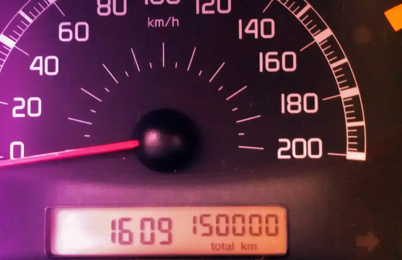 Cruscotto auto con tachimetro e contachilometri a 150.000 km. Ottimo per un controllo storico auto gratis.