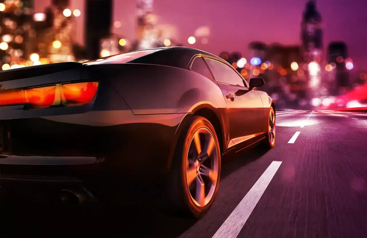 Auto sportiva di notte in città. Pensando a quando si paga il superbollo, la strada si illumina di luci sfocate.