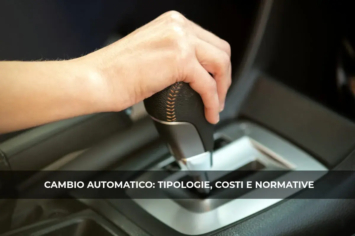 Mano che aziona la leva del cambio automatico. La guida è più semplice con il cambio automatico.
