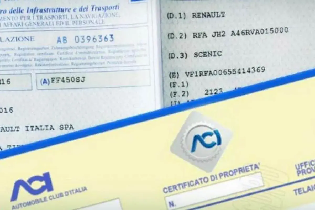 Documenti per l'iscrizione al PRA: certificato di proprietà e libretto di circolazione di una Renault Scenic.