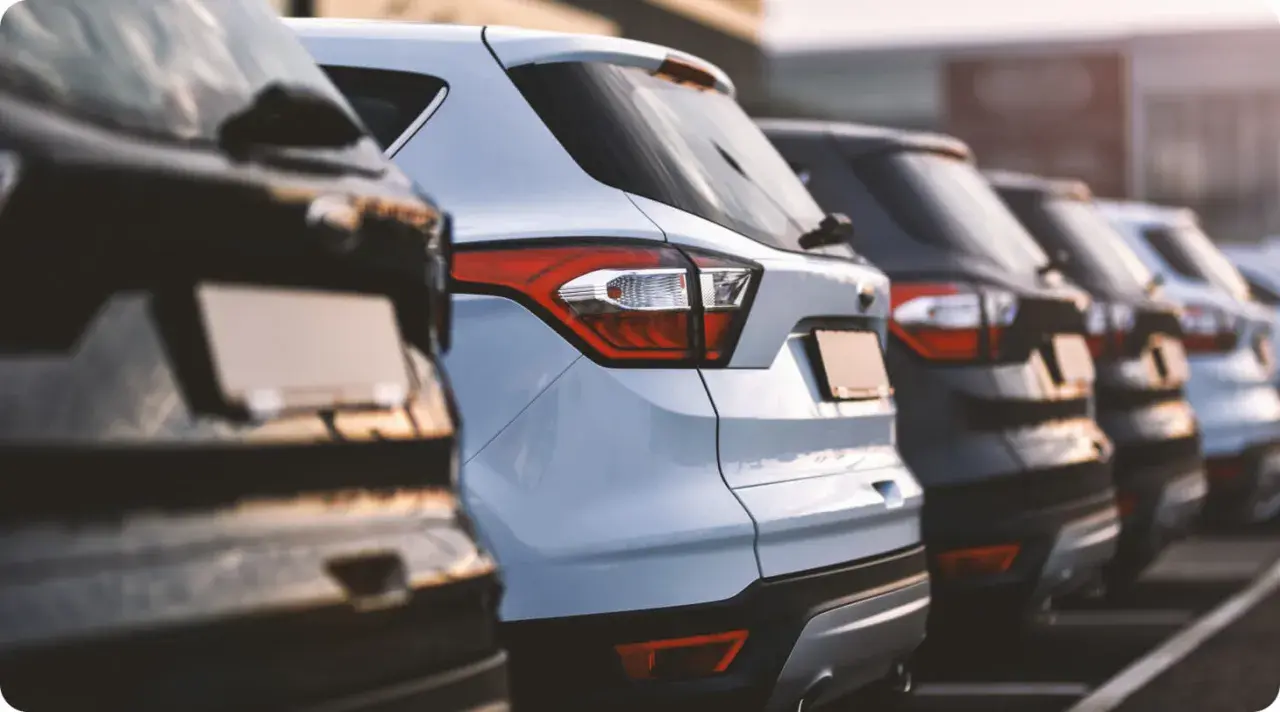 File di auto parcheggiate, pronte per un rimborso assicurazione.