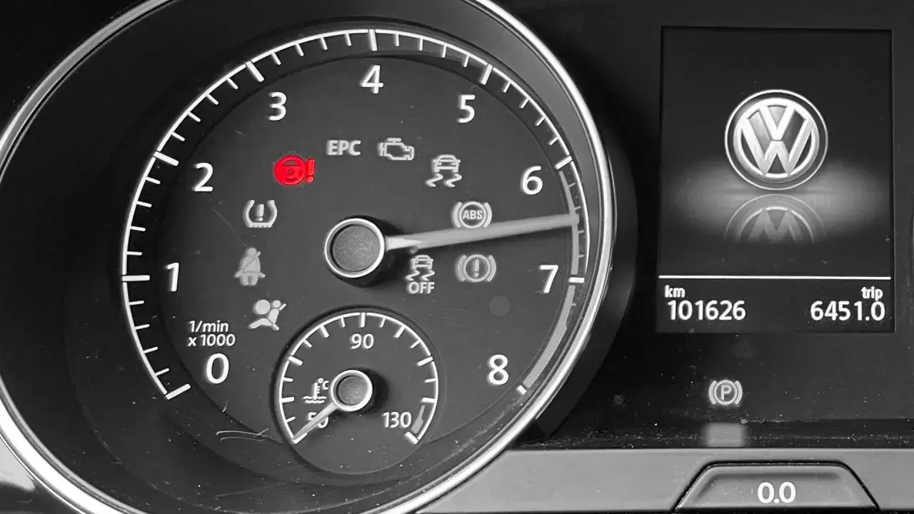 Cruscotto auto con spia del servosterzo accesa in rosso. Indica un problema con il sistema di assistenza alla guida.