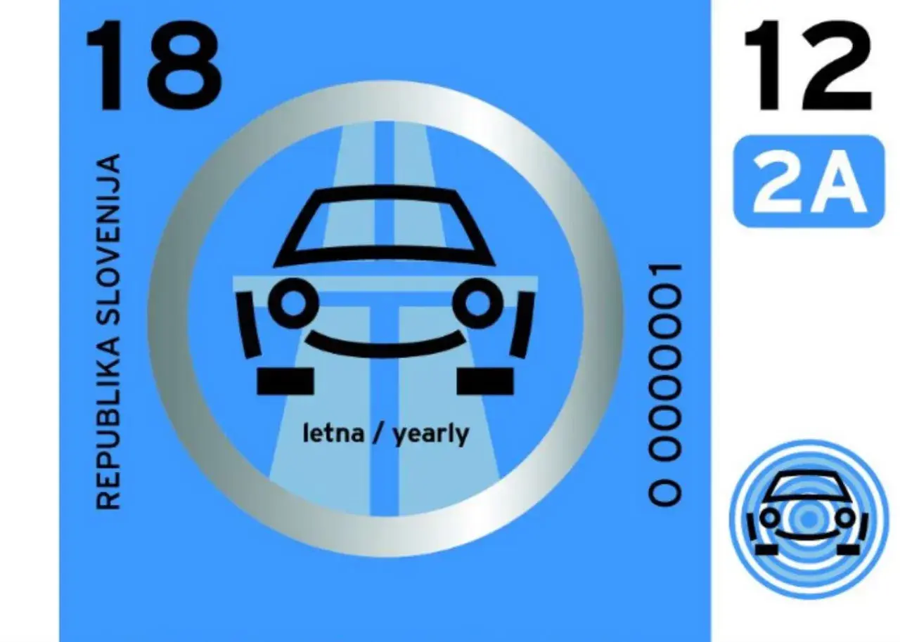 Vignetta annuale per l'autostrada Slovenia. Un'auto stilizzata su una strada, con il testo "letna / yearly".