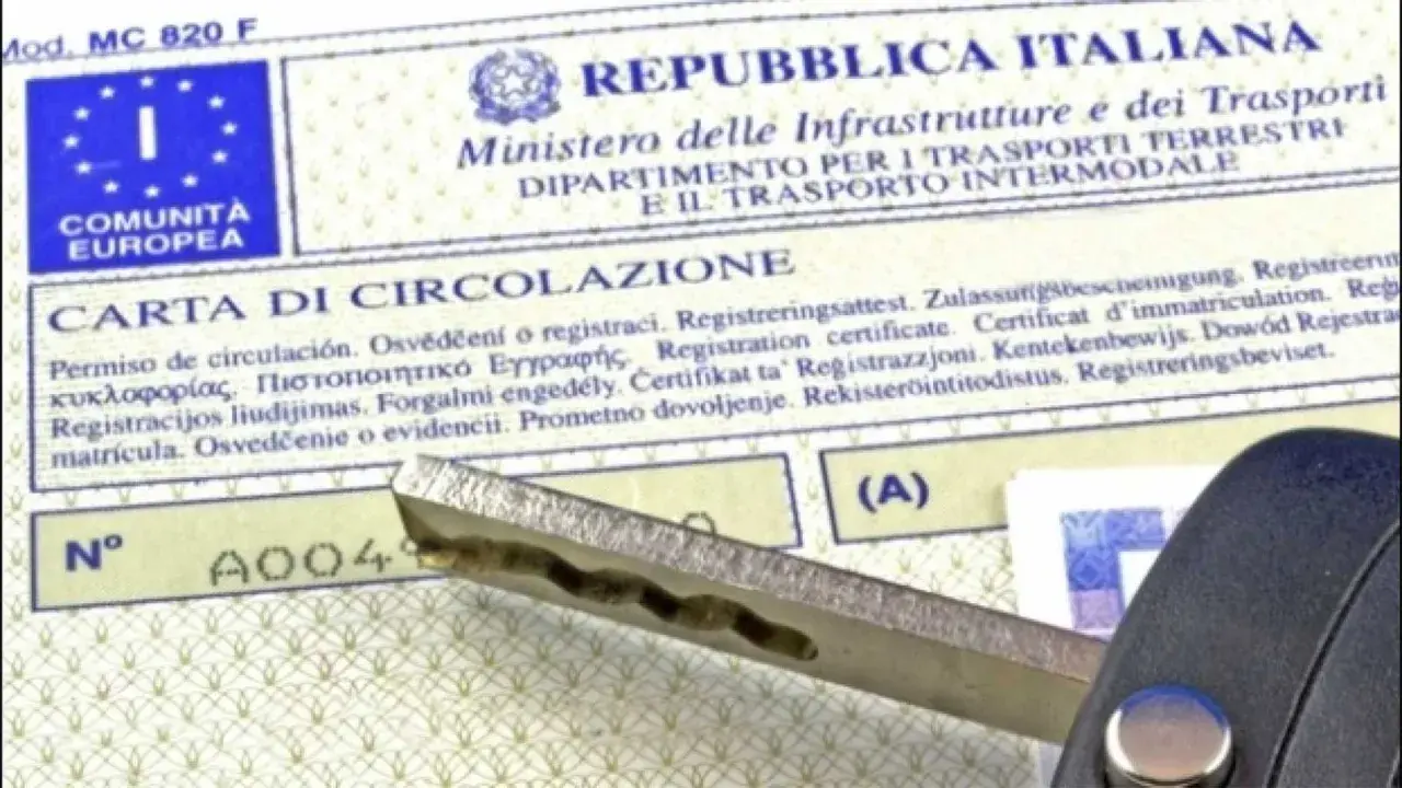 Chiave dell'auto appoggiata sulla Carta di Circolazione, con il numero carta di circolazione visibile.
