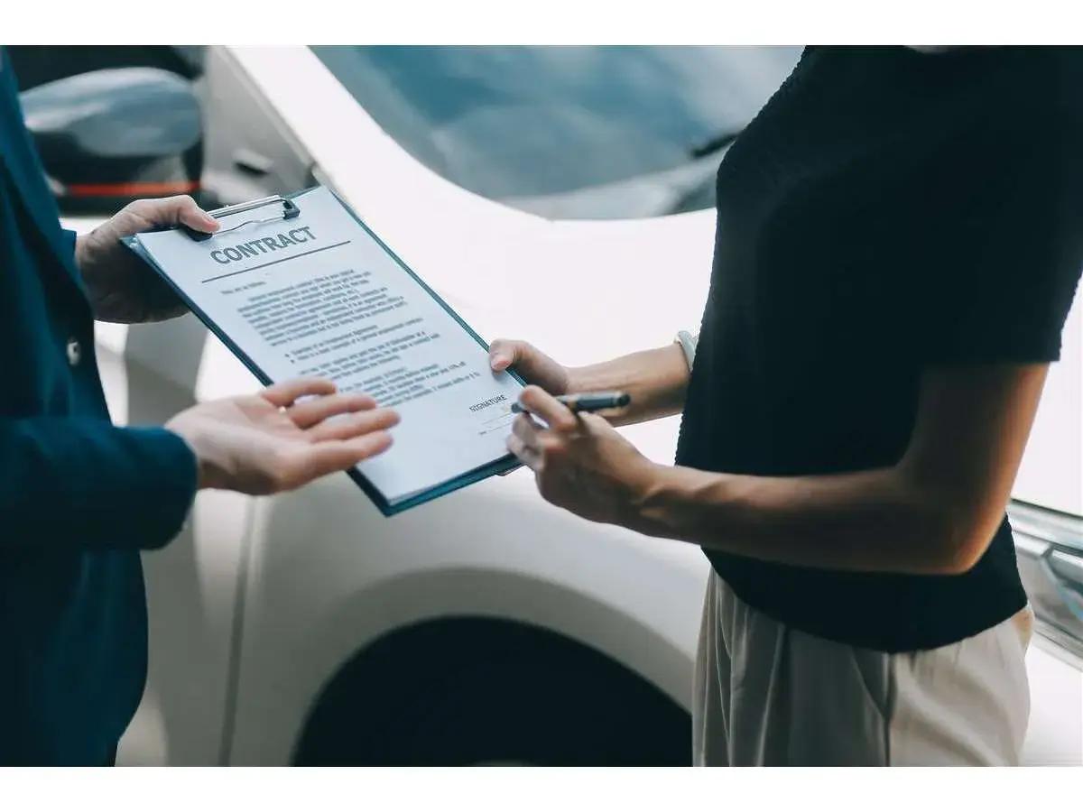 Firma su un contratto, forse per un'auto. Spero non sia un certificato di proprietà auto smarrito!