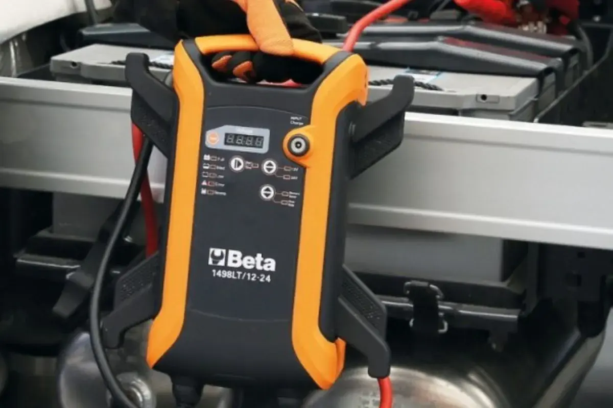 Caricabatterie Beta collegato a una batteria, pronto per far ripartire la macchina.
