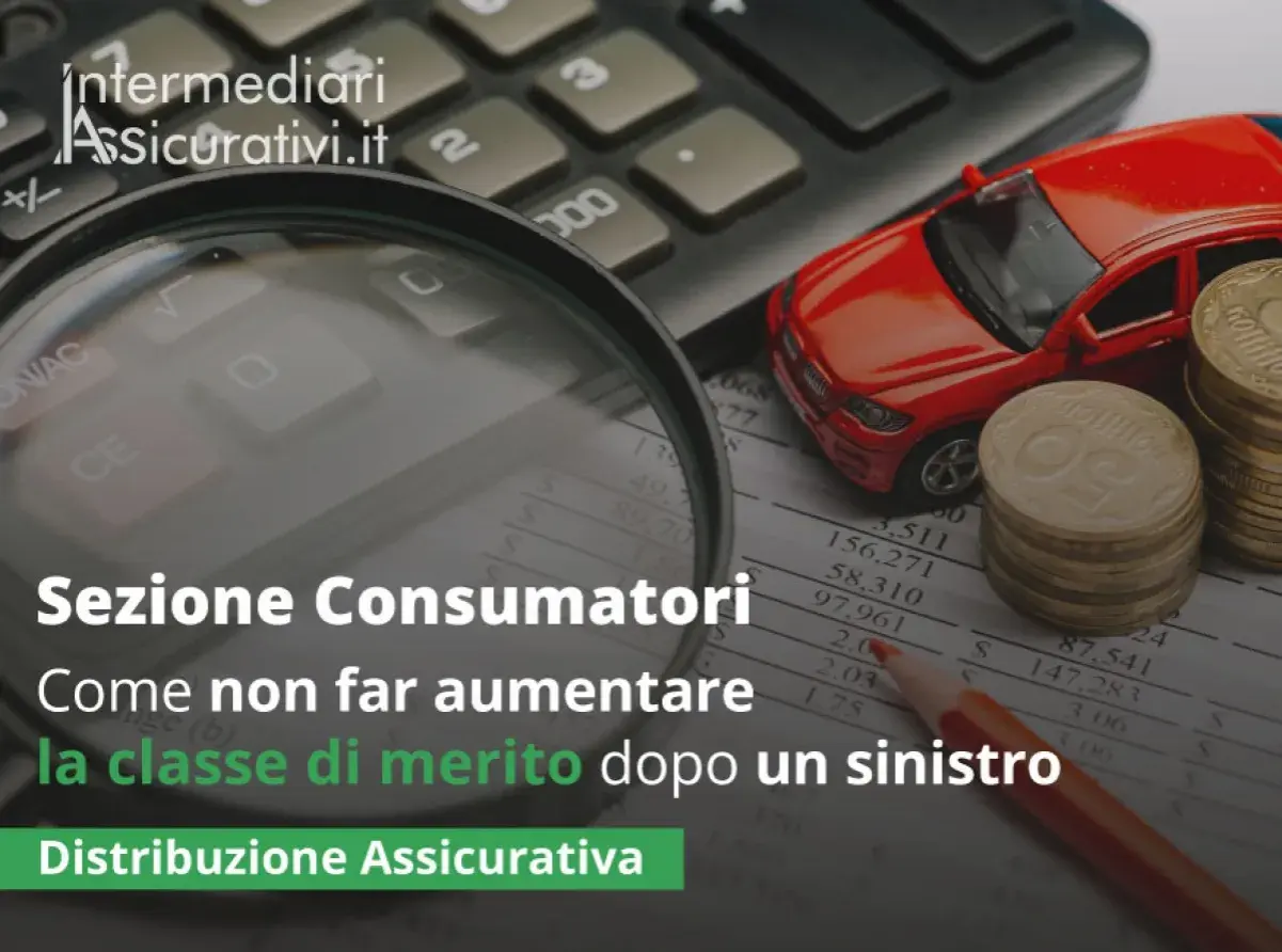 Consigli per il recupero classe di merito dopo sinistro. Auto, calcolatrice e monete simboleggiano le assicurazioni.