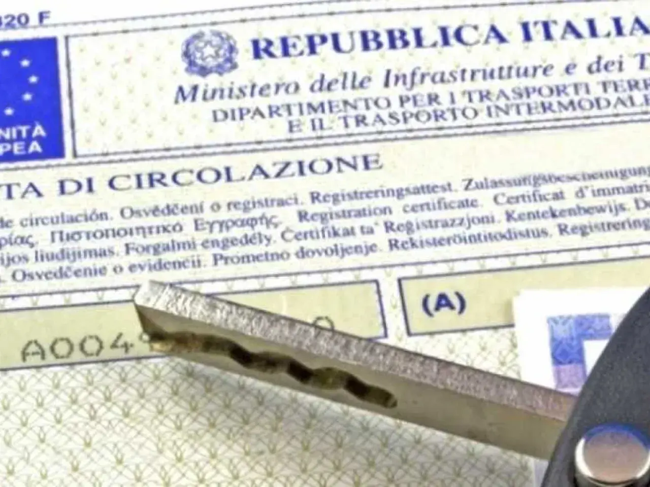 Chiave dell'auto appoggiata sul certificato di circolazione, un documento essenziale per la mobilità.