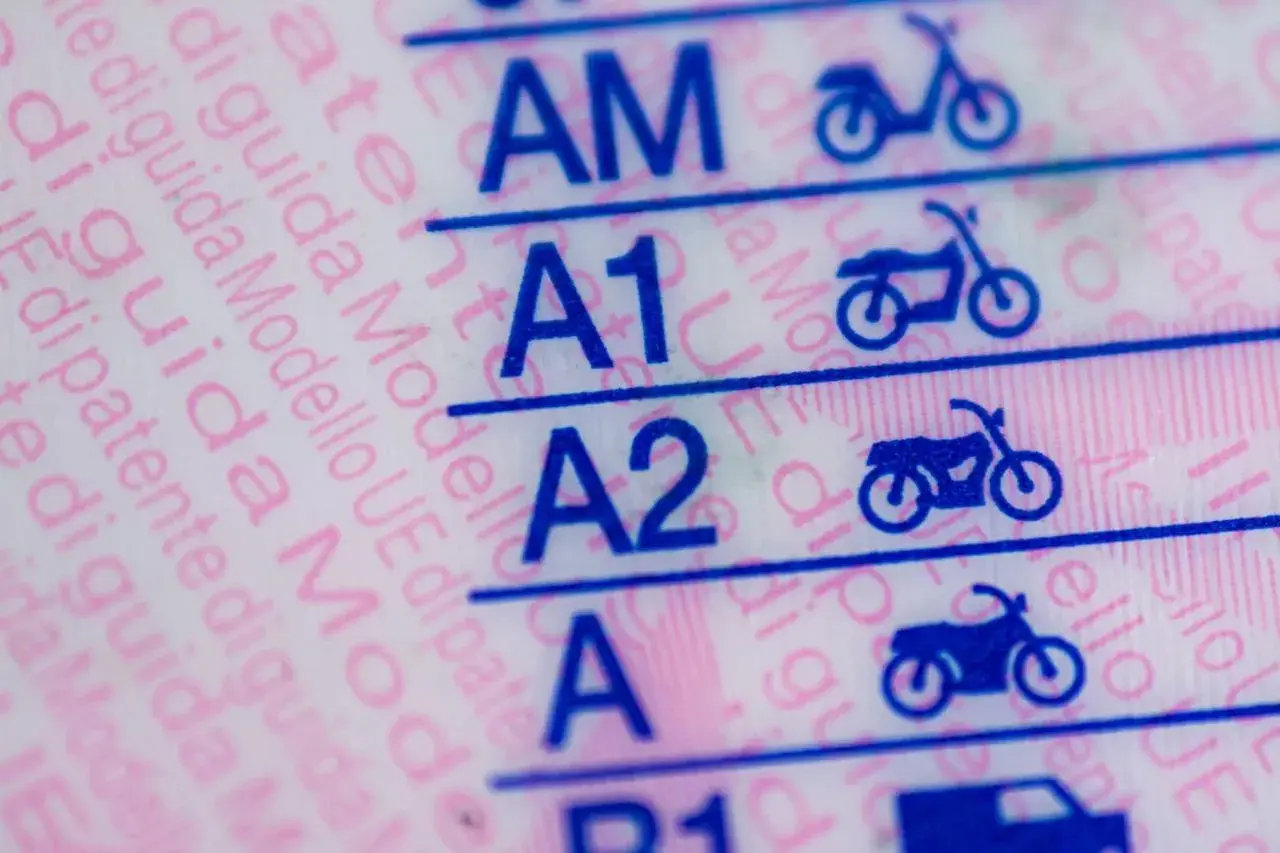 Dettagli della patente: classi AM, A1, A2, A con icone di moto. Un documento per la **classe patente** di motocicli.