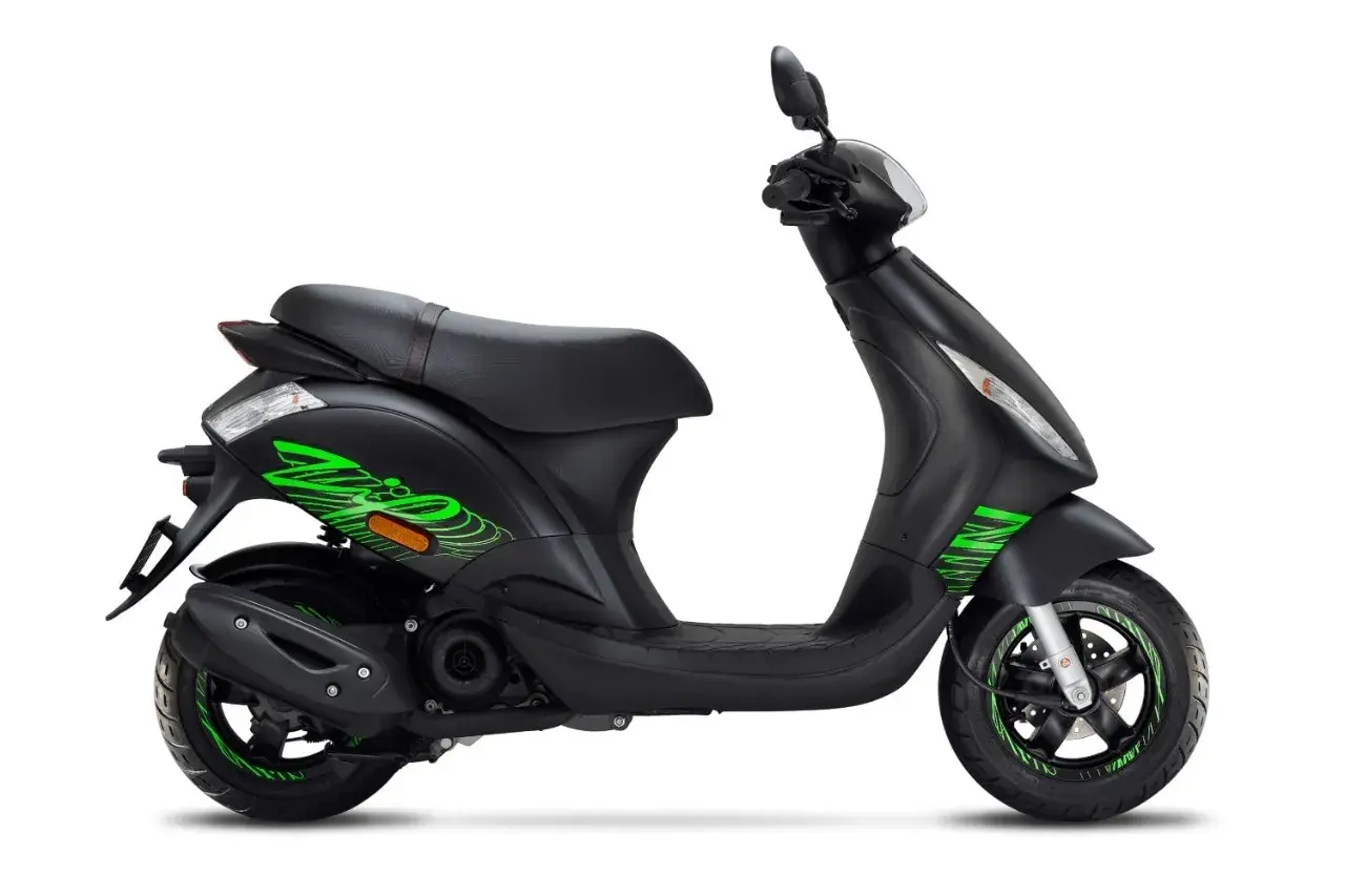 Motorino nero con grafiche verdi. Finalmente con il foglio rosa posso guidare il motorino da solo e sentirmi libero!