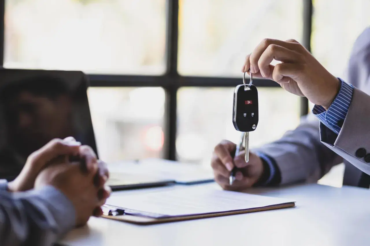 Consegna delle chiavi dell'auto, un passo fondamentale per il certificato di proprietà.
