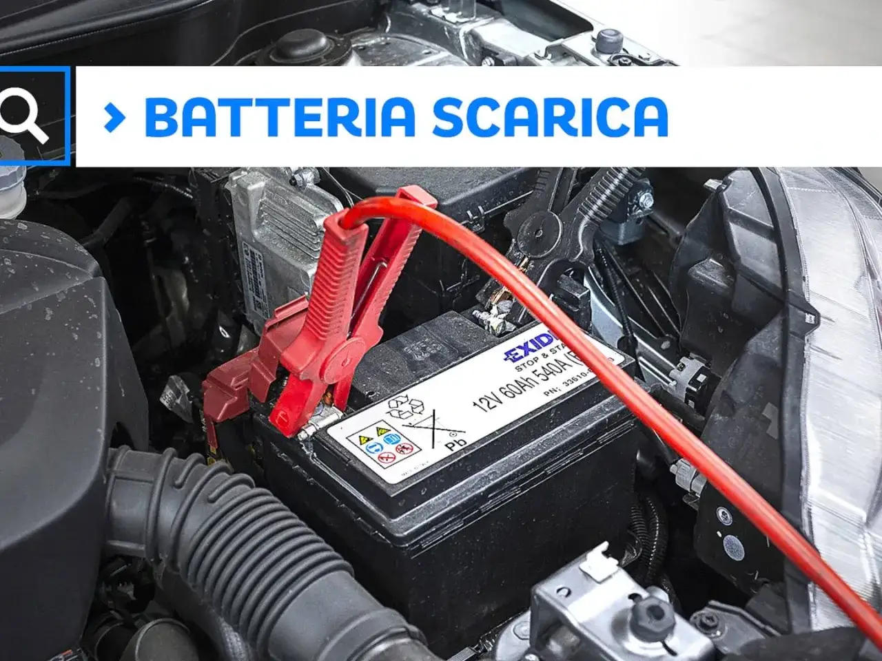 Pinze rosse collegate alla batteria dell'auto, che indica una batteria scarica.